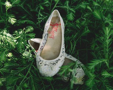zapatos de novia entre hojas
