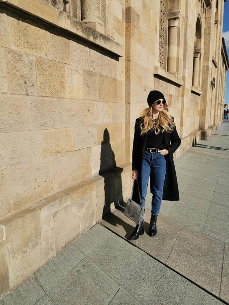 Un paseo por el muro de Gijon con look casual