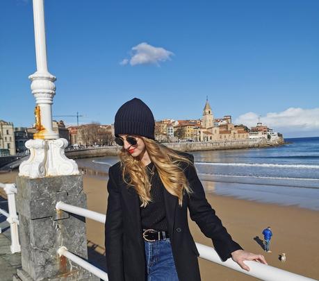 Un paseo por el muro de Gijon con look casual