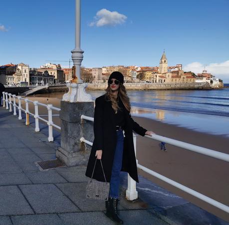 Un paseo por el muro de Gijon con look casual