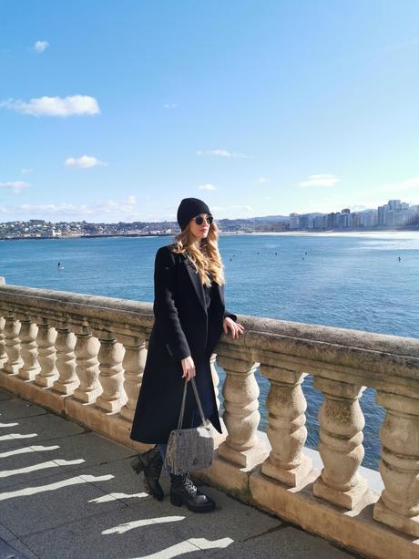 Un paseo por el muro de Gijon con look casual