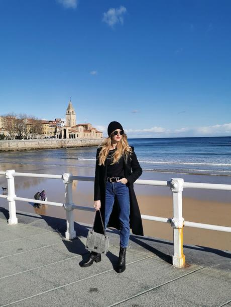 Un paseo por el muro de Gijon con look casual