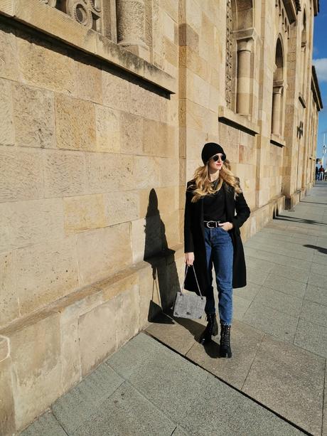 Un paseo por el muro de Gijon con look casual