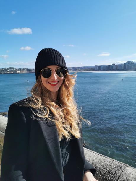 Un paseo por el muro de Gijon con look casual