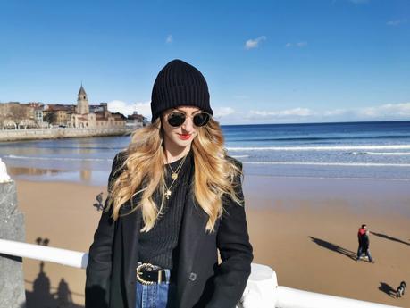 Un paseo por el muro de Gijon con look casual