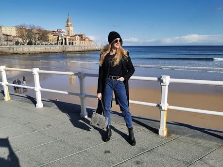 Un paseo por el muro de Gijon con look casual