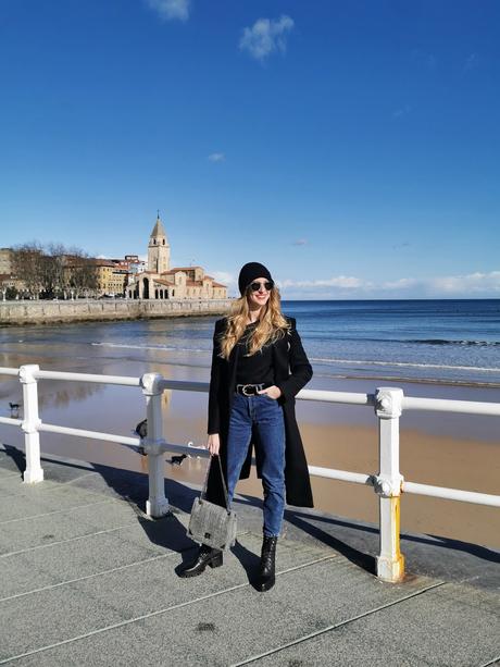 Un paseo por el muro de Gijon con look casual