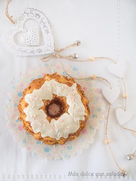 Bundt Cake de chocolate blanco y fresas Bundt Cake de chocolate blanco y fresas