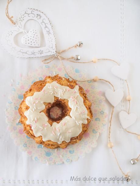 Bundt Cake de chocolate blanco y fresas