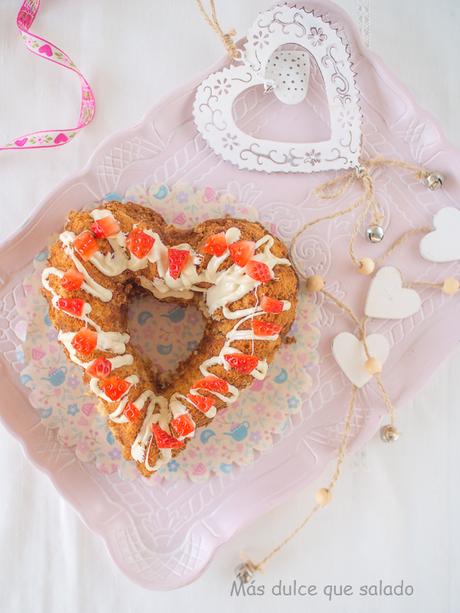 Bundt Cake de chocolate blanco y fresas