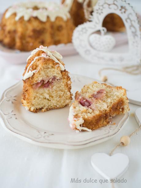 Bundt Cake de chocolate blanco y fresas