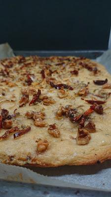 FOCACCIA DE NUECES Y CABRALES con aceite de romero y miel