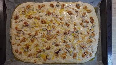 FOCACCIA DE NUECES Y CABRALES con aceite de romero y miel