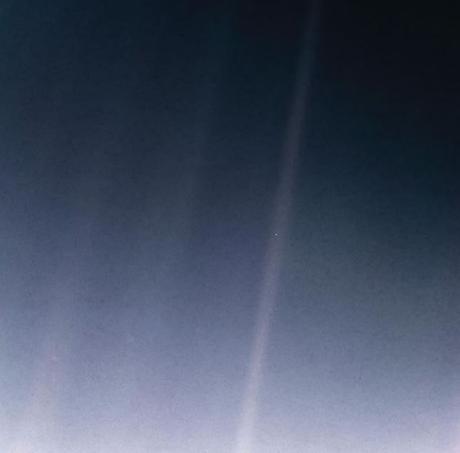 El Punto Azul Pálido, imagen icónica y reprocesada de la tierra a miles de millones de kilómetros