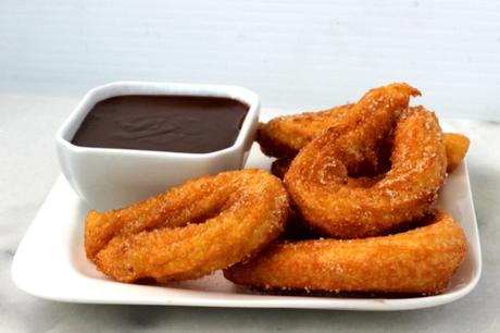Churros con salsa de dulce de leche y chocolate