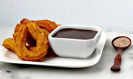 Churros con salsa de dulce de leche y chocolate