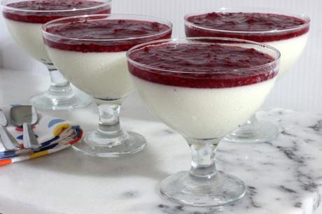 Panacotta con salsa de frambuesa