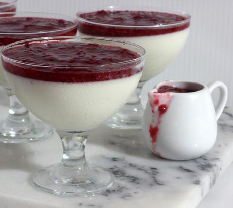 Panacotta con salsa de frambuesa