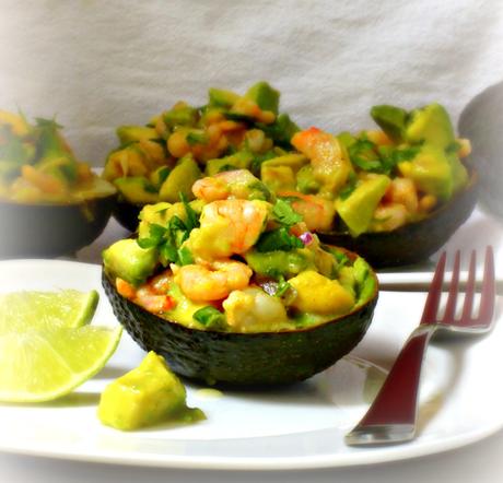 Aguacates rellenos de camarones Aguacates rellenos de camarones