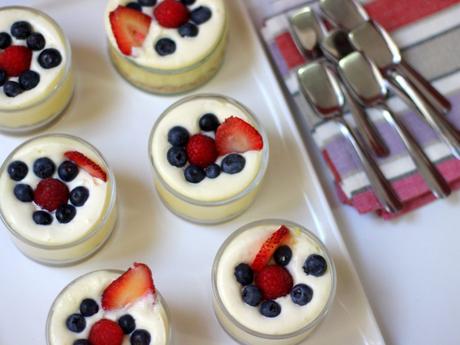 Mini postres cremosos con frutas Mini postres cremosos con frutas