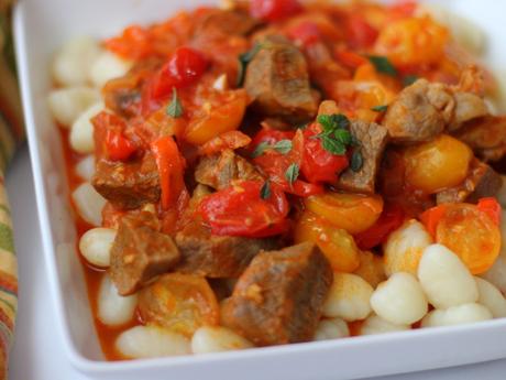 Ñoquis con salsa roja