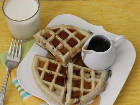 Waffles de avena integral con chia y blueberries Waffles de avena integral con chia y blueberries