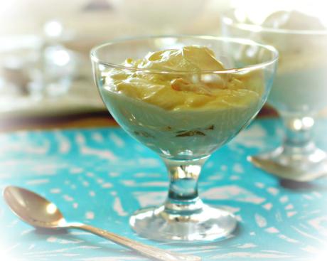 Crema de Queso con Salsa Amaretto y Piña