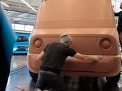 Amazon Rivian unen para construir camioneta reparto eléctrica.