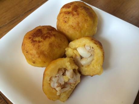 Bolitas de plátano maduro con mariscos