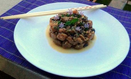 Pintxo de deliciosos tataki de atún fresco Pintxo de deliciosos tataki de atún fresco