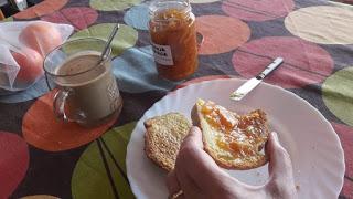 Desayunando tostadas con mermelada de naranja amarga.