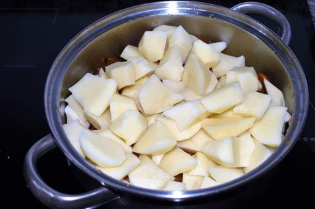 Patatas guisadas con alitas de pollo a la  barbacoa con miel y boletus