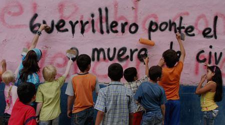 “Los colores de la montaña”: El mural del miedo y de la violencia