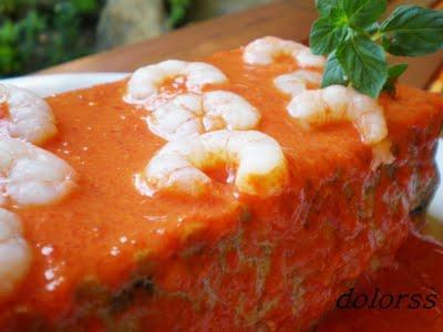 Pastel de berenjena y gambas con salsa de pimientos (microondas)