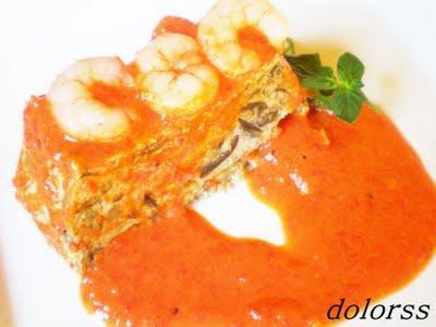 Pastel de berenjena y gambas con salsa de pimientos (microondas)