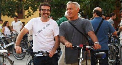 Concejales que circulan en bici.