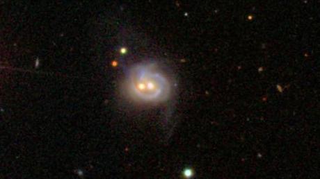 Enormes agujeros negros gemelos hallados dentro de una galaxia