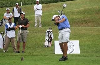 Junqueira, de Brasil, líder con 64