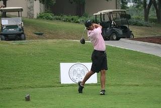 Junqueira, de Brasil, líder con 64