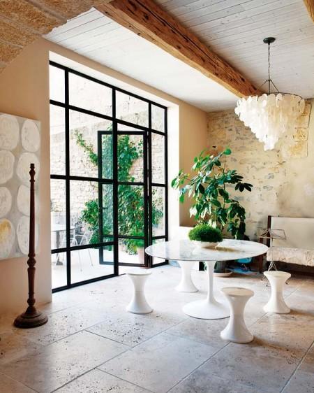 ¿Vivir en un loft granero? vigas en el techo taburetes panton sofá capitoné sillas barrocas rústico en blanco muros de piedra muebles vintage muebles de diseño mesa panton mecedora eames loft lámpara diseño arco estilo rústico moderno cocinas modernas cocinas de madera de roble chimenea blanca baño vintage bañera de metal antiguo molino