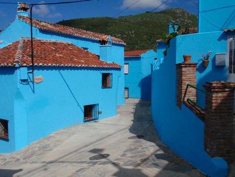Un pueblo pintado de azul para el estreno de 