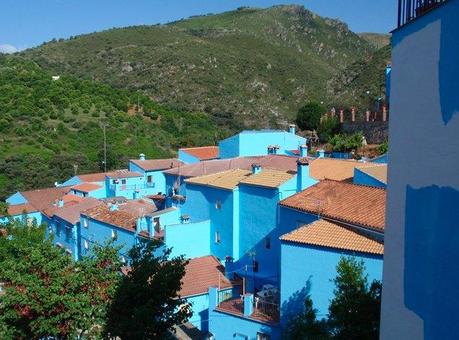 Un pueblo pintado de azul para el estreno de 