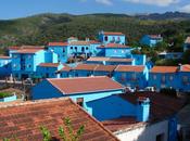 pueblo pintado azul para estreno "Los Pitufos