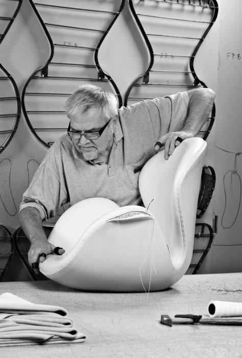 labcut:

The Swan Chair
Arne Jacobsen