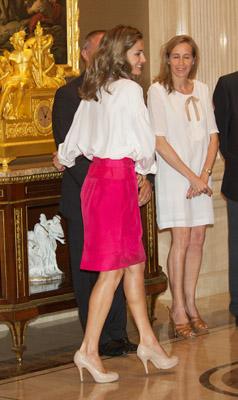 Dña. Letizia elige para sus actos oficiales de esta semana, colores muy tendencia: fucsia y rojo