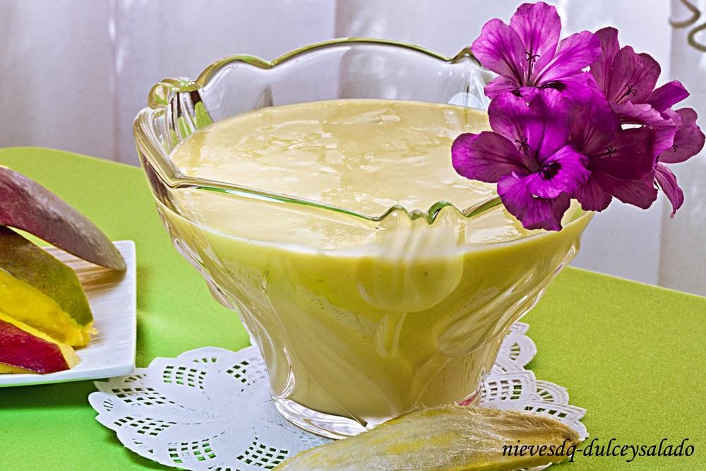 TARTA SACHER RELLENA DE CREMA DE MANGO Y CEREZAS