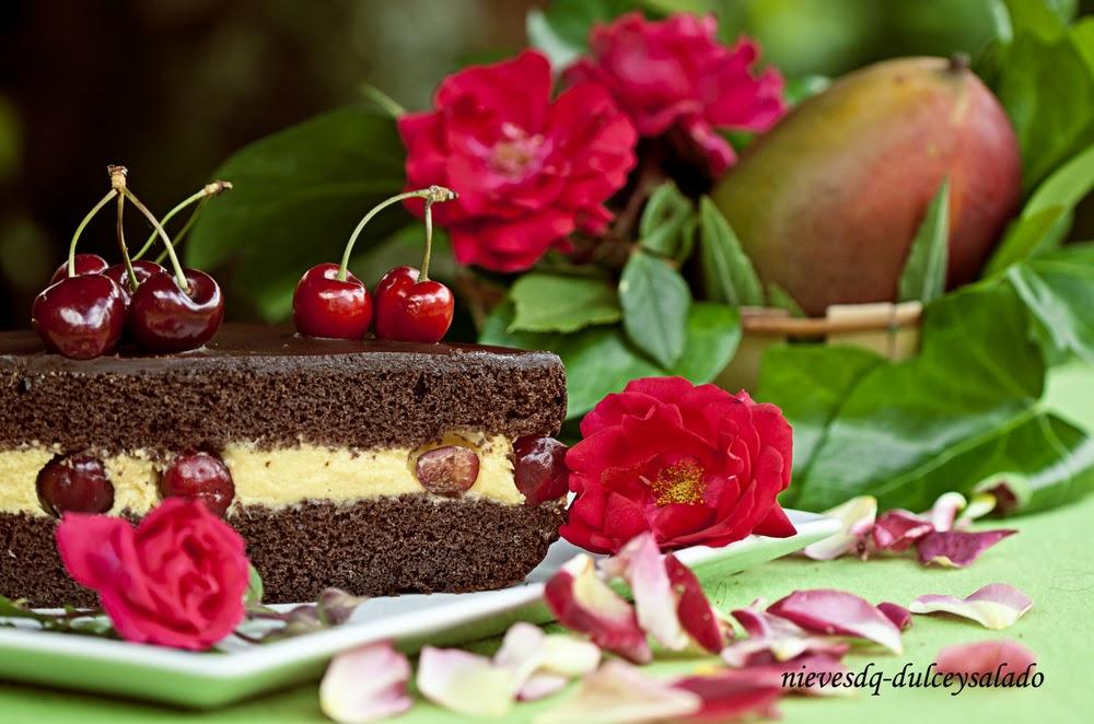 TARTA SACHER RELLENA DE CREMA DE MANGO Y CEREZAS