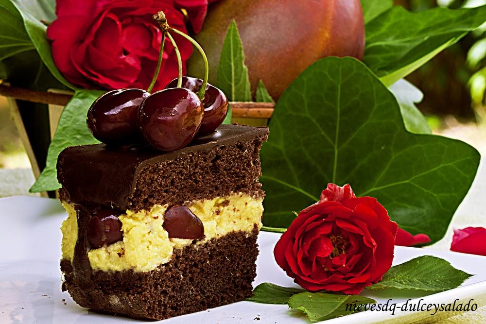 TARTA SACHER RELLENA DE CREMA DE MANGO Y CEREZAS