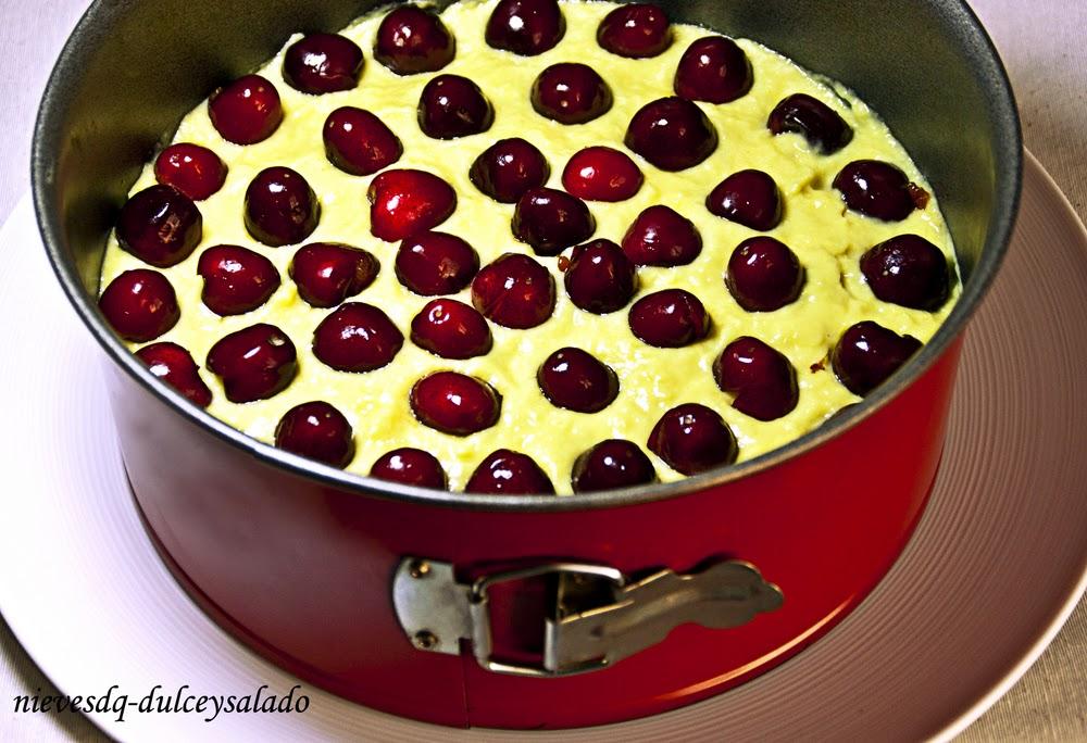 TARTA SACHER RELLENA DE CREMA DE MANGO Y CEREZAS