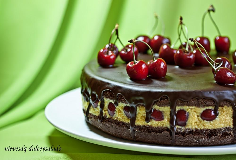TARTA SACHER RELLENA DE CREMA DE MANGO Y CEREZAS